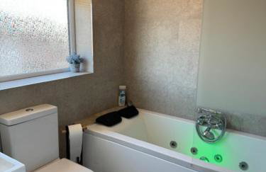 City Stay with Jacuzzi Gym Free Parking 2 Spaces - Photo 4