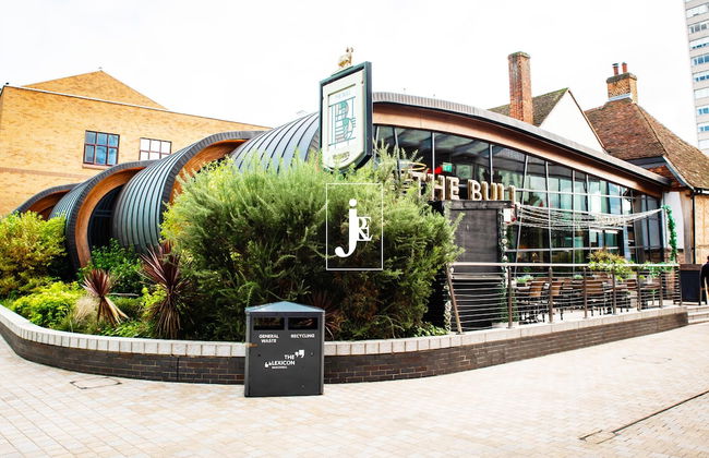 Cozy Luxury City Apartment in Central Bracknell - Photo 35