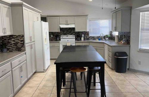 Spacious Getaway! Pool, Spa, Sleeps 9 - Foto 12