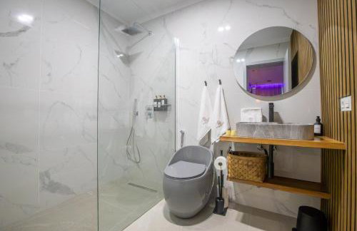 Apartamento de Lujo con Jacuzzi Privado, Piscina y Vistas al Mar - Foto 37