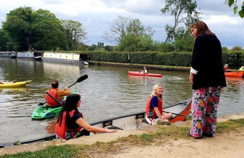 Swan Cottage 2-Bedroom-Netflix-Parking-Nature-Canal - Photo 55