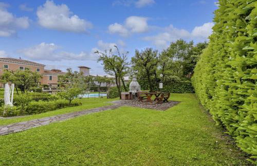 HOST4U - Loft del GARDA Residence with Pool, Front Lake Building - Foto 15