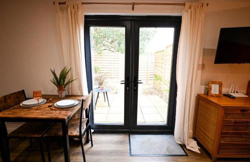 The Hideout - private luxury cabin near the sea with garden area, sea views and parking - Foto 10