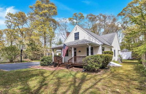 Jenkins Pond Beach Access with BBall Hoop & Grill, Bright Cape Cod Retreat near Jenkins Pond in Falmouth - Parking, Modern Retreat with Outdoor Space, 24 Hour Hospitality - Foto 1