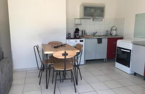 De la Clape à la mer mon petit pavillon labellisé - f2- piscine commune - wifi gratuit- parking privé - arrivee autonome - 800 m plage - grande terrasse abritée vent - - Foto 15