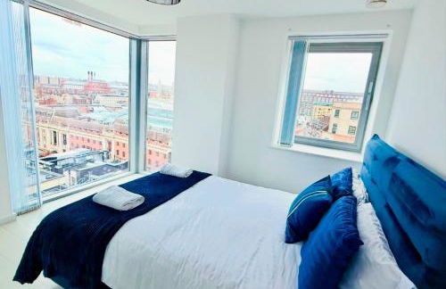 Award Winner of 2026 &2025 traveller & Best guest rated apartment, two bedroom, #1 Leeds city centres most central location, Great 180 degree views,balcony , PARKING onsite, Netflix & WiFi - Foto 62
