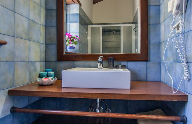 Dine on the Generous Veranda at a Rustic Stone Getaway - Foto 7