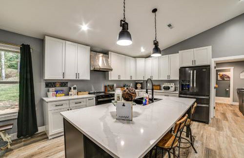 Walk to Lake Barkley! Family Home with Outdoor Oasis - Foto 9