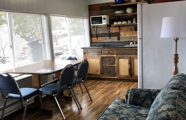 Calm Waters Cabin Resort - Photo 5