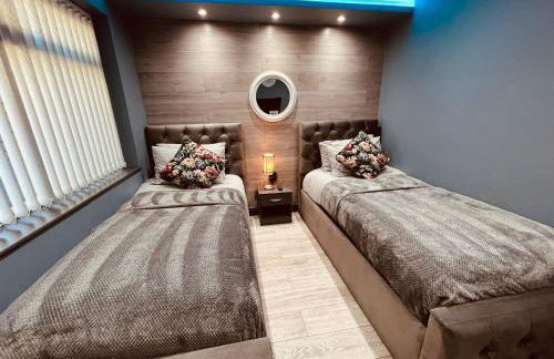 MODERN SUITES -5 Bedroom House- With FREE PARKING Birmingham city - Foto 16