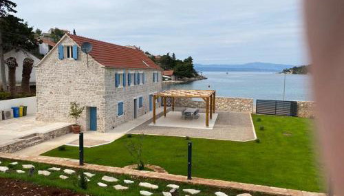 EST Villa DIOCLETIAN on Solta - luxurious villa, beachfront, private pool, outdoor BBQ, large terrace and garden, free parking - Wonderful privacy - Foto 3, Garden