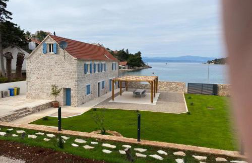 EST Villa DIOCLETIAN on Solta - luxurious villa, beachfront, private pool, outdoor BBQ, large terrace and garden, free parking - Wonderful privacy - Foto 3