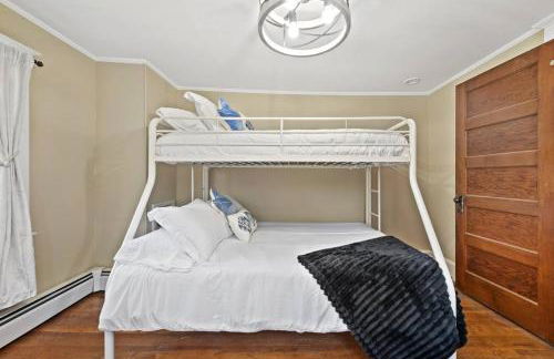 Coastal Red Farmhouse w/Firepit - Holiday Home - Foto 18