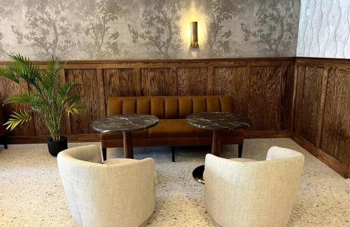 West Market Square View, Historic Hotel DTWN, King Bed, Room # 401 - Foto 15