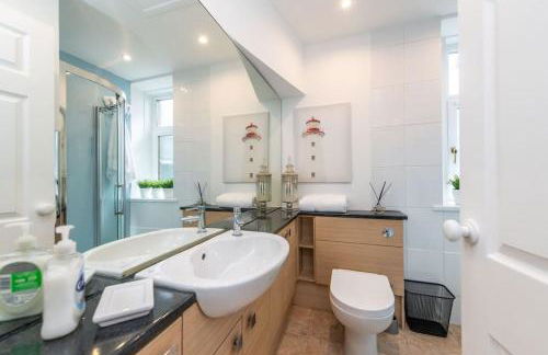 Lovely main door 1 bedroom holiday flat with patio - Foto 7