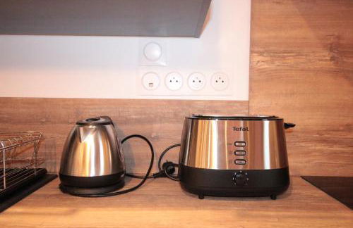 Luxury Studio, Rez de chaussée, Parking privé vidéo surveillance, Canapé haute qualité convertible couchage 2 personnes, Centre Ville proche, Restaurant, boulangerie 2 minutes à pied, Terrasse - 800mètre carré de terrain - Géré par Presta-Zen'Services - Foto 13