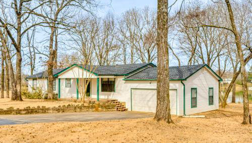 Lakefront Home with Yard and Deck in North Little Rock - Foto 3