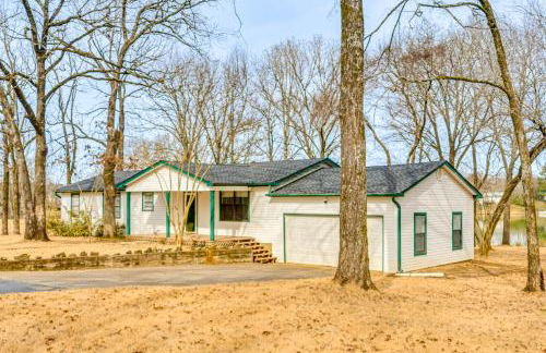 Lakefront Home with Yard and Deck in North Little Rock - Foto 3