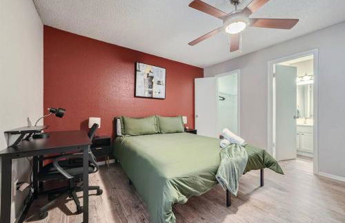 Chic 2B Getaway - 10min to DTWN - W/D, Pool, Prkg - Foto 12