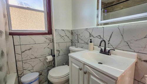 Spacious 3BR Niagara Falls Home with King Bed & Parking 18 Blocks from the Falls - Foto 2