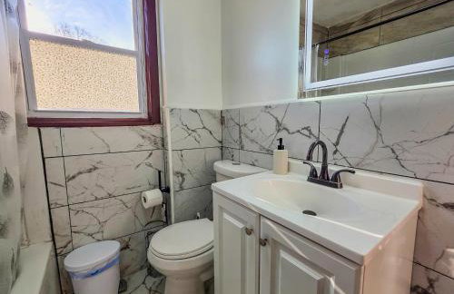 Spacious 3BR Niagara Falls Home with King Bed & Parking 18 Blocks from the Falls - Foto 2