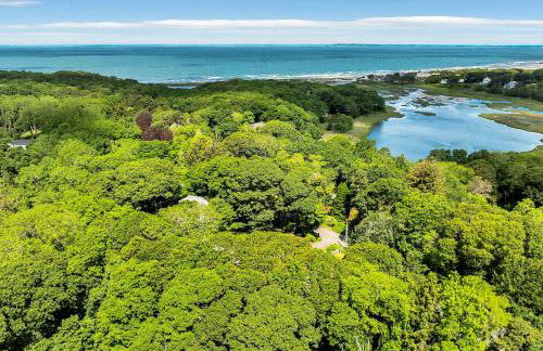 1 Story Family Home Half Mile to Beach with Patio , Grill, Office with Twin Beds, Peaceful Wooded Setting, Spacious Driveway, Garden Views, Walk to Shore, Perfect Cape Cod Getaway for Families - Foto 41