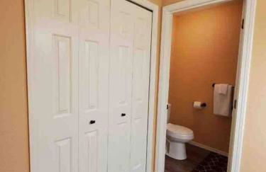 Solar Half-Plex with Chic Style in Country Glen - Foto 7