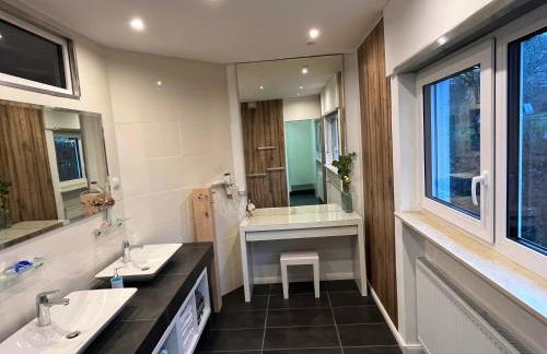 SUNRISE mit großer Terrasse und Weitblick - Photo 7