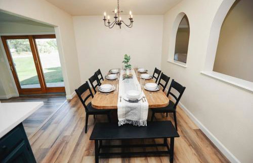 Riverfront Beauty with Pickle Ball Court - Foto 15