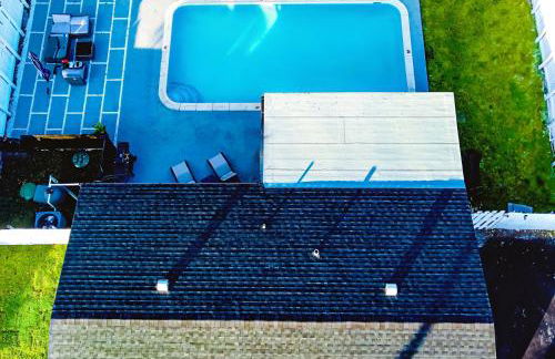 Stylish Pool Home - Photo 11