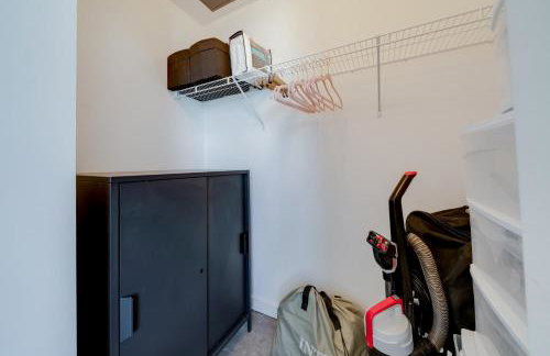 Vibrant Downtown Haven with Rooftop Pool & Parking - Foto 11