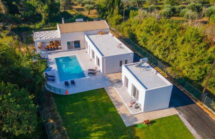 Villa Ami, Roda, Corfu: 10 guests, heated pool, private mini golf, pool table & more!! - Foto 2