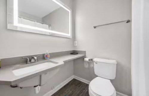 Stylish 2BR in Downtown, Pool Gym, near Airport - Foto 22