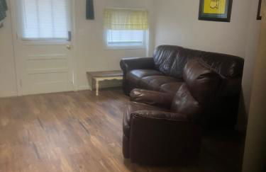 THE Clubhouse MASTERS GOLF THEMED 1 KING BED 1 BATH FURNISHED APARTMENT FULL SIZE KITCHEN FULL SIZE LEATHER PULL OUT SLEEPER SOFA IN LIVING ROOM & FULL SIZE LEATHER SOFA 1 GIG FIBER INTERNET DIRECTV PREMIUM PACKAGE ALL SPORTS & MOVIE CHANNELS & DVR - Foto 20