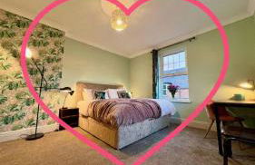 The Lily•Central Beeston•Private Apartment•SmartTV•Free Wi-Fi•Tram• - Photo 1