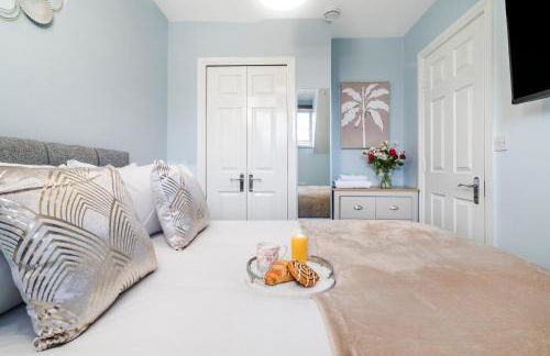 Progressive House 5 Bedrooms Inc Study with Sofabed, Garden, Smart TV in Every Bedroom FREE Parking - Foto 37