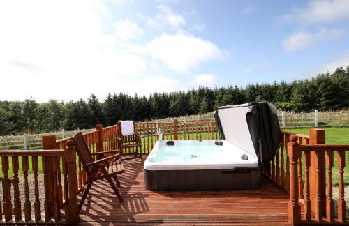 JOIVY Greenknowes Estate with Hot Tub and Bar - Farmhouse and Lodge - Photo 76