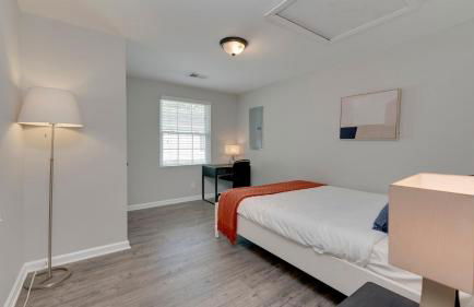 Stylish 3BR 3BA Colonial House by CozySuites - Foto 8