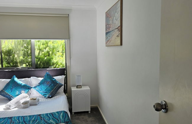 Penguin Retreat - Photo 10