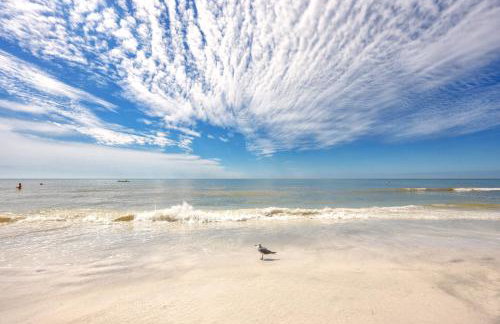 Redington Beach Retreat - Immaculate Beach Condo with Water Views, Pool, Hot Tub - Foto 39