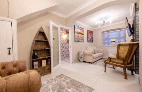 The Secret Garden, Donaghadee - The Hideaway - Stylish 5-Beds, and Lavish 3-Bedrooms - Guests 7 - Super Fast Speed Wi-FI - Foto 9