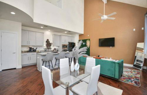 3BR/3.5BA Three Story East Downtown TownHouse with view - Photo 4