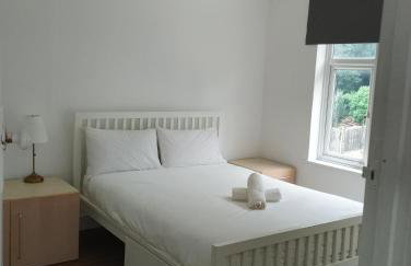 4 bedroom Home Family or Work Stay London - Photo 5