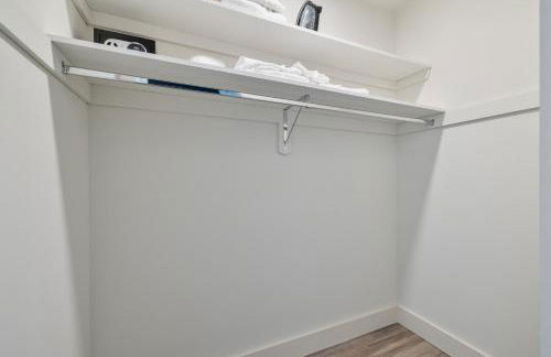 2BR 2BA, King bd, Gym, Free Parking, 8min to Train - Foto 15