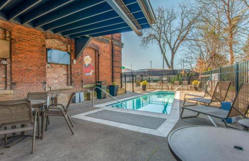 One-Of-A-Kind! Roll Up Garage Door-Pool, Speakeasy - Foto 23