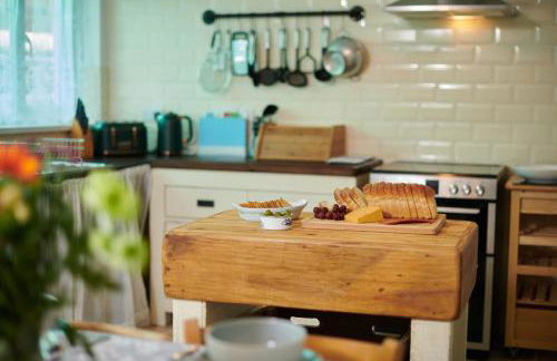 Min Yr Afon, A charming Laugharne Cottage, close to Castle, Estuary & Cafés - Photo 16