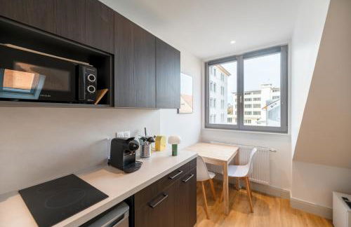 Chez Lilly - Neuf - Haut de Gamme - Tram - Proche centre-ville - Tout confort - Climatisation - Foto 2