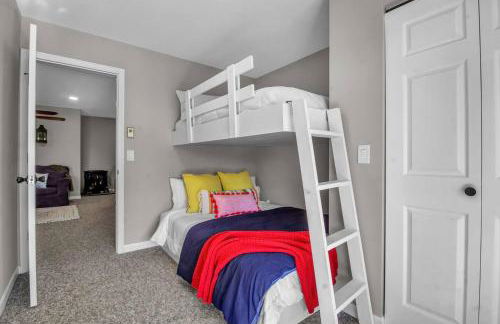 Modern Townhome with Decks Fireplace & Mountain Views - Foto 12