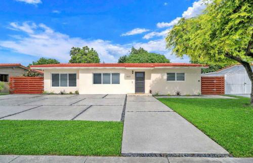 Tropical Park Oasis Peaceful Miami Family Home - Photo 7
