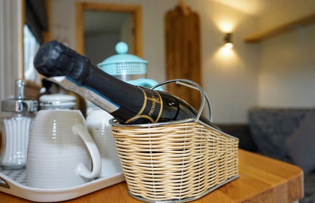 Unique Upcycled Straw Trailer @ Westcote - Foto 10